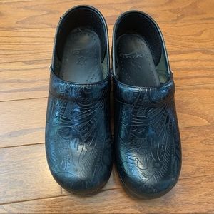 Dansko Black Abstract Floral Leaf Clog Mule sz 38